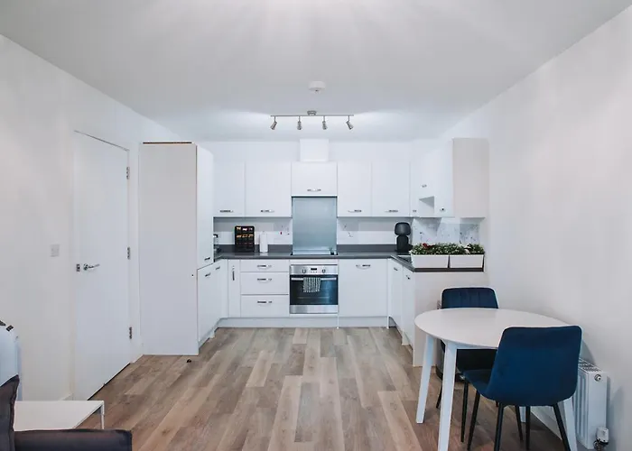 Deluxe 2 Bed Flat In Patchway Near Aztec West And Cribbs Causeway Bristol