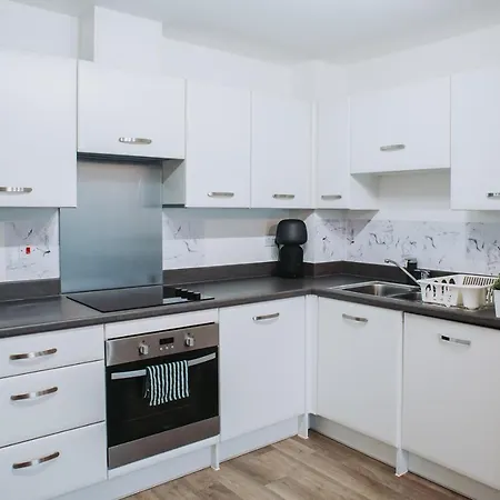 Deluxe 2 Bed Flat In Patchway Near Aztec West And Cribbs Causeway
