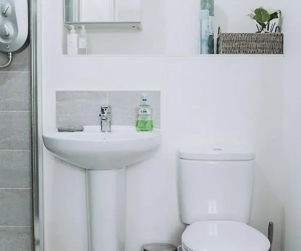 Deluxe 2 Bed Flat In Patchway Near Aztec West And Cribbs Causeway Bristol