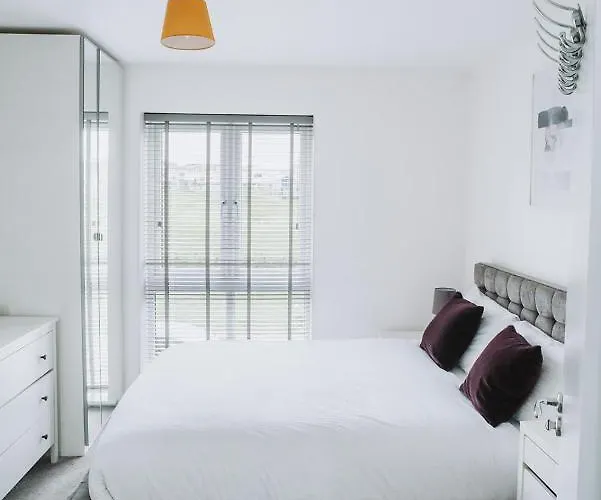 Deluxe 2 Bed Flat In Patchway Near Aztec West And Cribbs Causeway Bristol